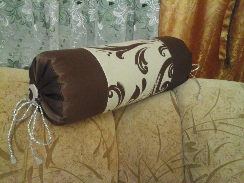Подушка в форме валика. 10
