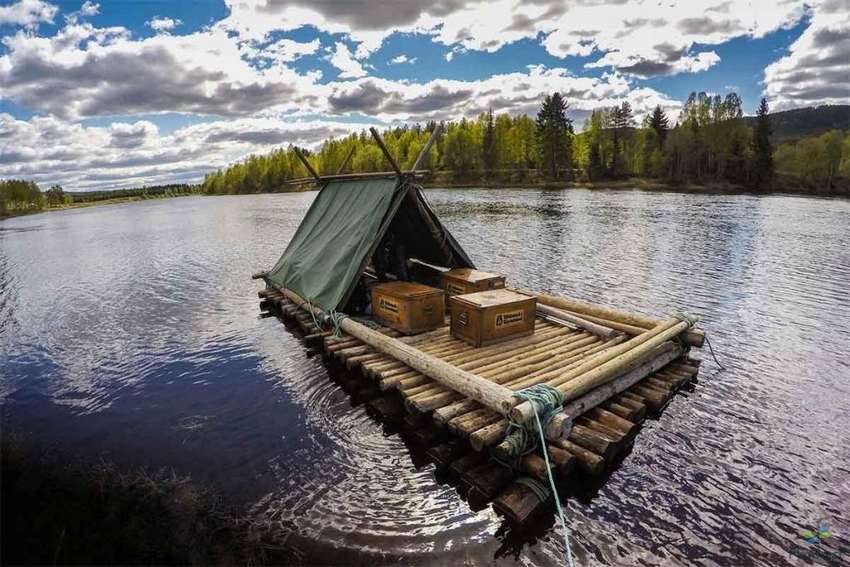 Плот из бревен, сделанный своими