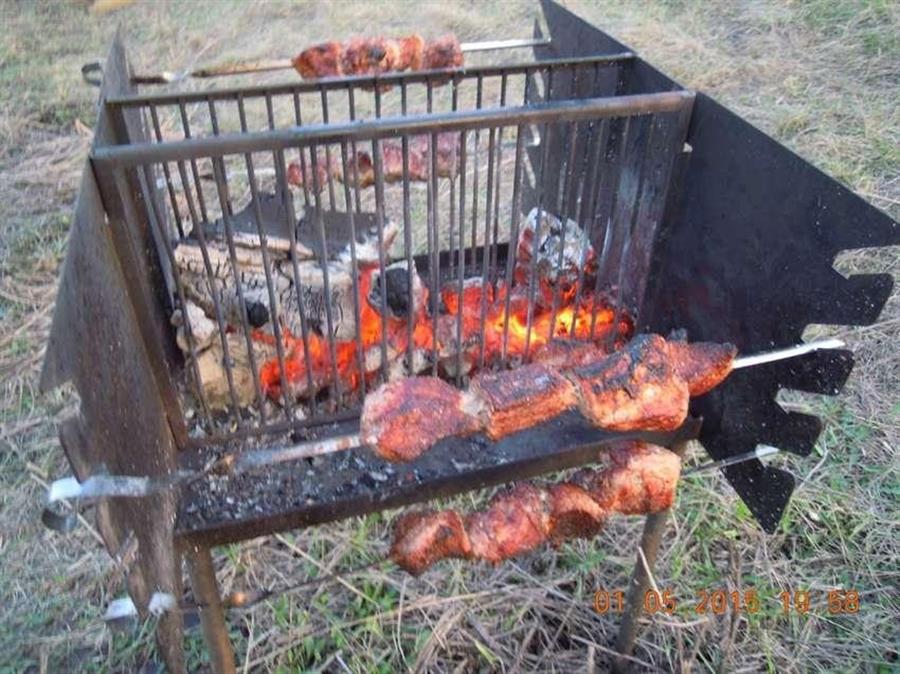 Вертикальный двусторонний мангал. Жарим мясо