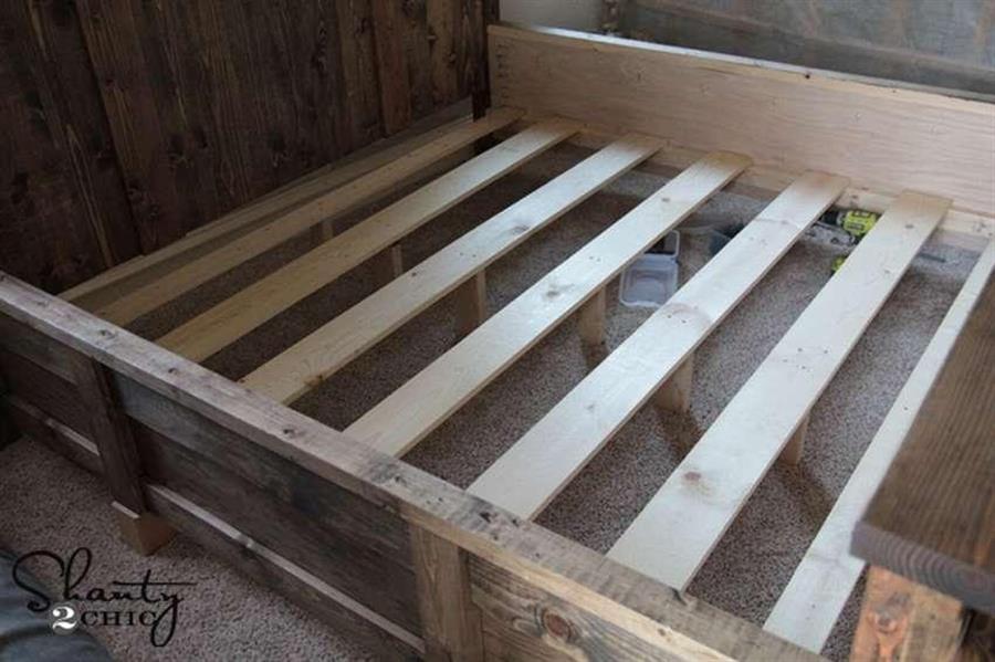 Самодельная двуспальная кровать из дерева