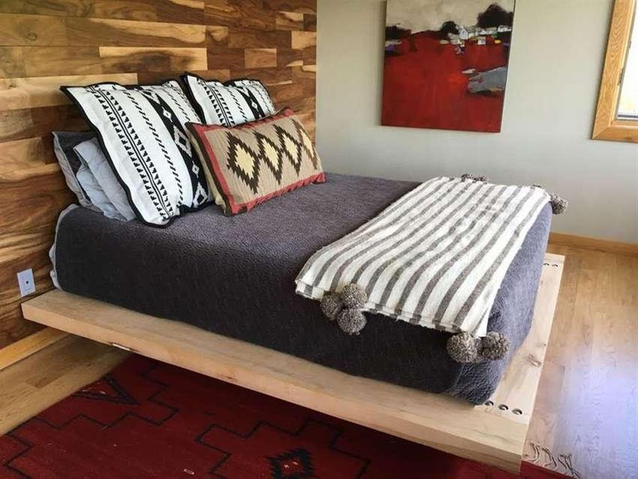 Простая двуспальная кровать из массива