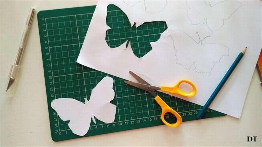 Как вырезать бабочку из цветной