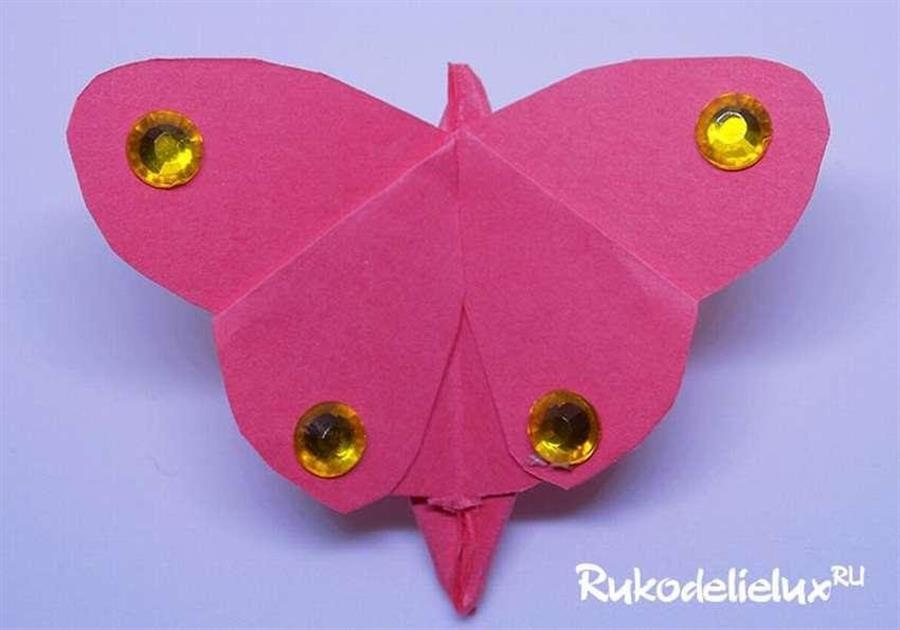 Порхающая бабочка из бумаги в