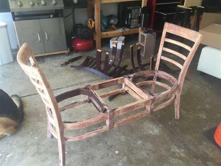 Скамья из 2-х деревянных стульев