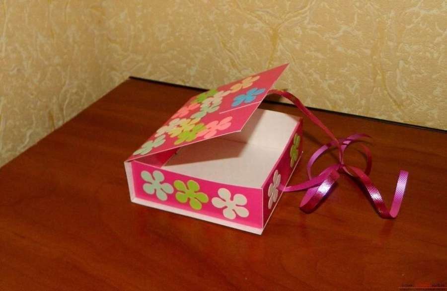 Простая коробка-шкатулка из цветного картона