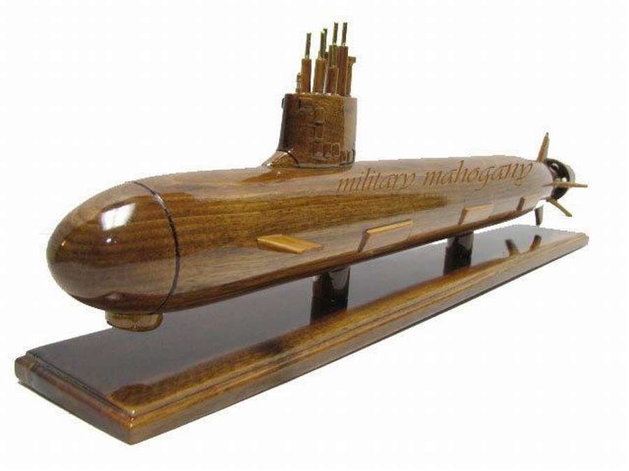 Макет подводной лодки из дерева