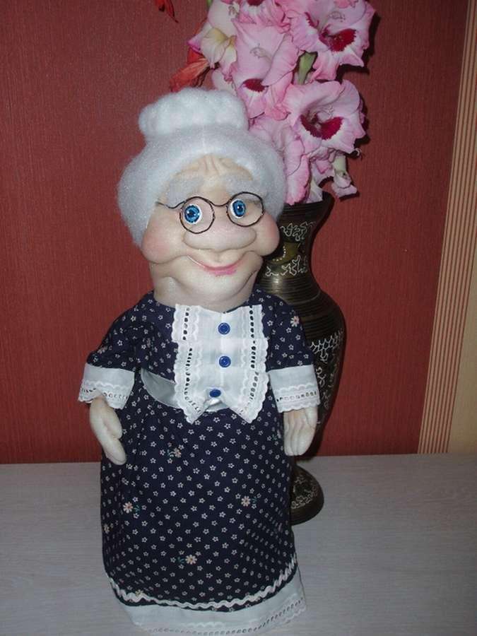 Самодельные бабушки. Чулочная кукла Оле Лукойе. Куклы из капроновых колготок. Куклы в чулочной технике. Кукла бабушка.