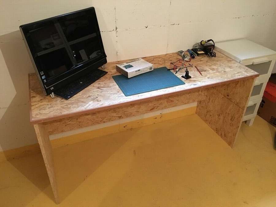 Простой компьютерный стол за один