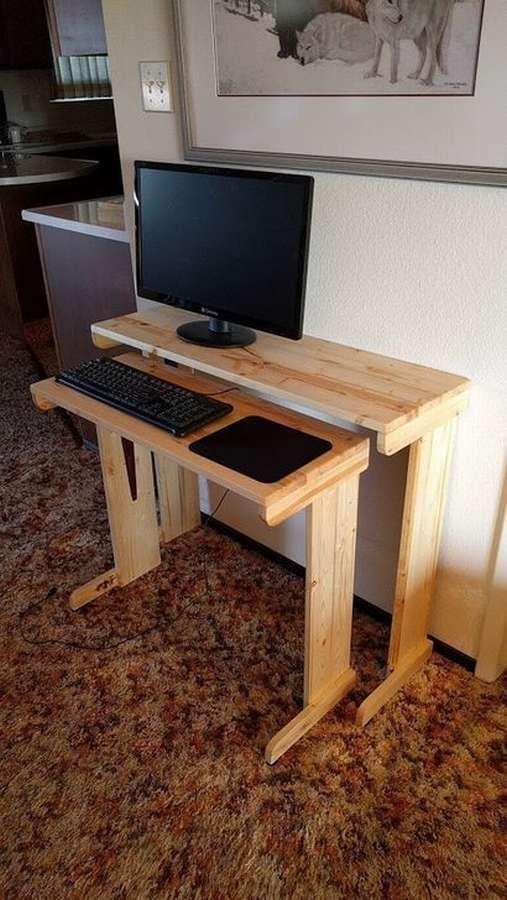 Компактный компьютерный стол из досок