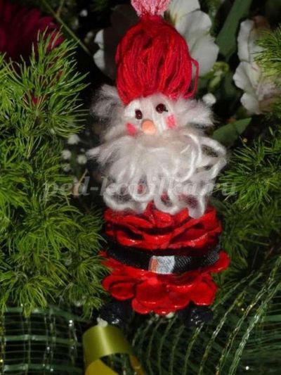 Дед Мороз из шишек с бородой из ниток: 6 пошаговых фото