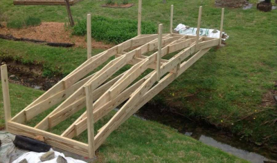 Как сделать деревянный мостик для сада: 10 фото