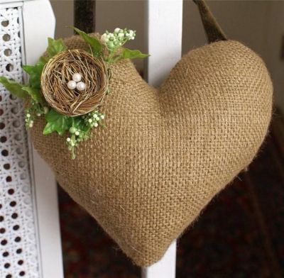 Подарок ко дню святого Валентина: сердце из мешковины своими руками. 15 фото