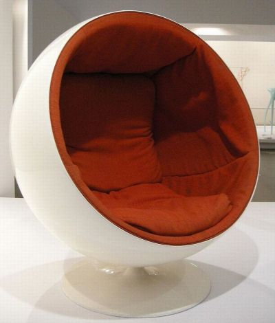 Кресло в форме яйца: 8 идей смелого дизайна