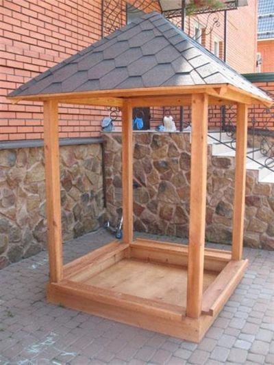 Песочница с четырехскатной крышей в форме дома для дачи (своими руками)