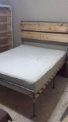 Двуспальная кровать с металлическим основанием и деревянным изголовьем?