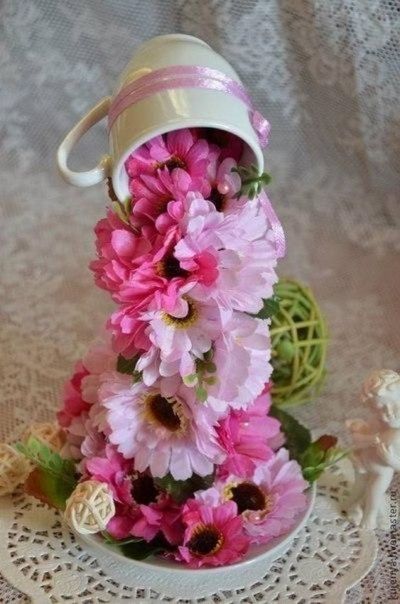 Парящие чашки с цветами. 10 фото идей оформления
