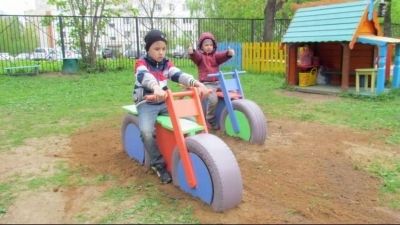 Мотоцикл из шин для детской площадки. 10 фото
